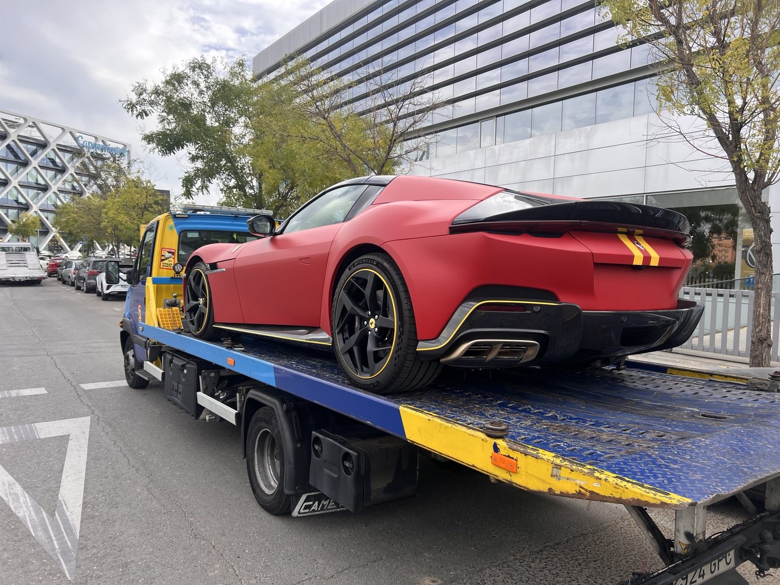 Ferrari en grúa en Madrid