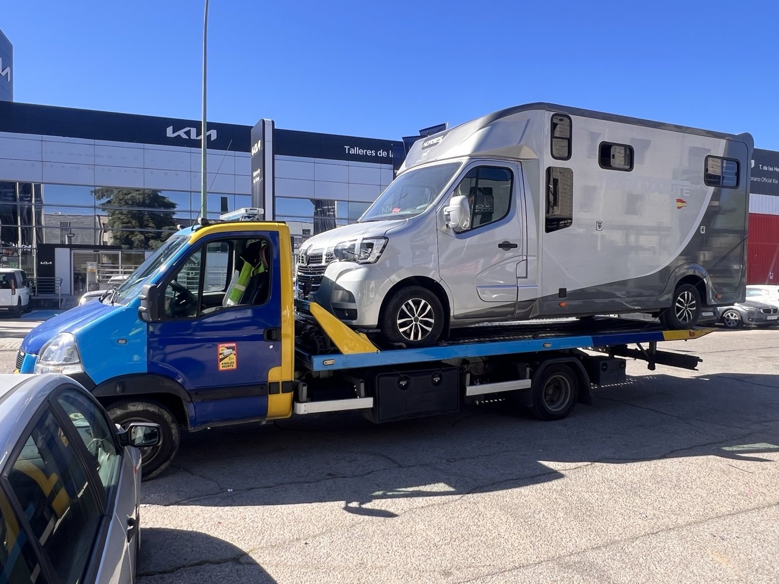 Autocaravana transportada en grúa